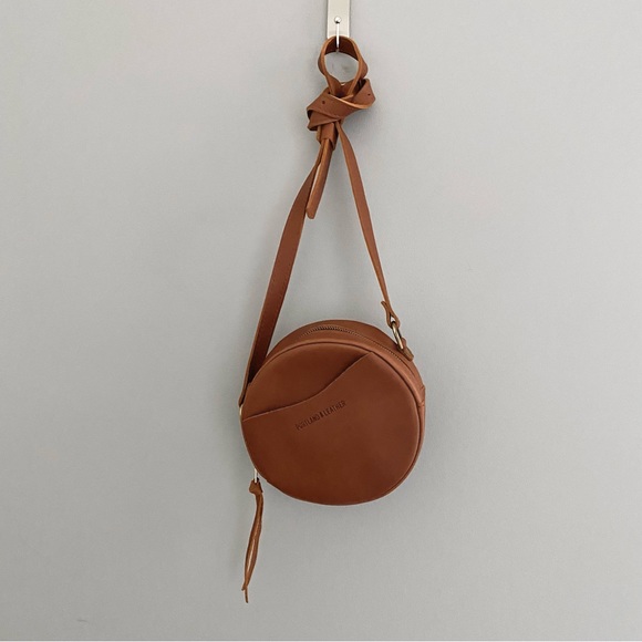 Portland Leather, circle crossbody bag - Picture 11 of 14